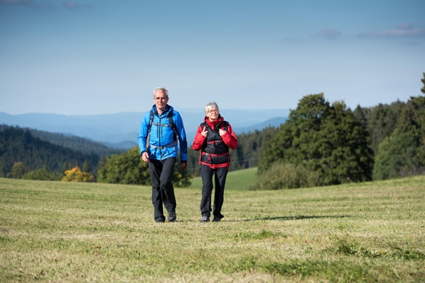 Paar spaziert durch die Naturlandschaft von Schönwald