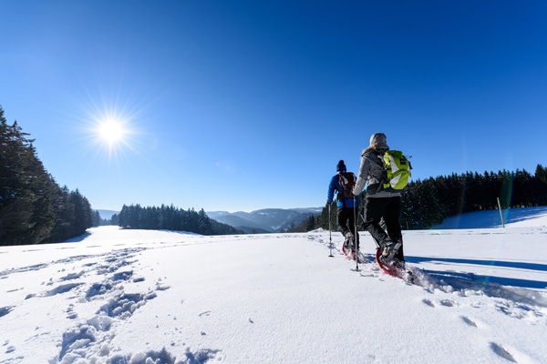 Paar macht Winterwanderung mit Schneeschuhen