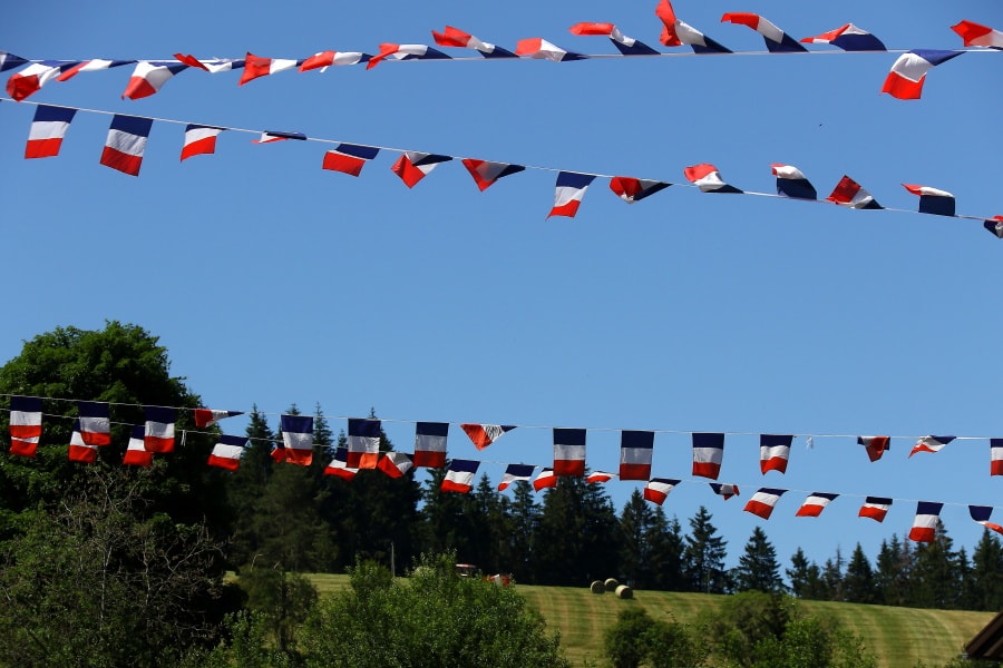 Französische Fahnengirlande über dem Straßenfest